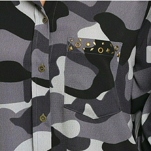 🆕Grey Camouflage Blouse🆕 - Picture 3 of 3